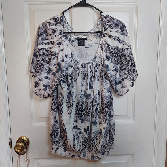 Simply Irresistible Black White Butterfly Pattern Top Flowy Lace Back Size PL - Picture 1 of 13